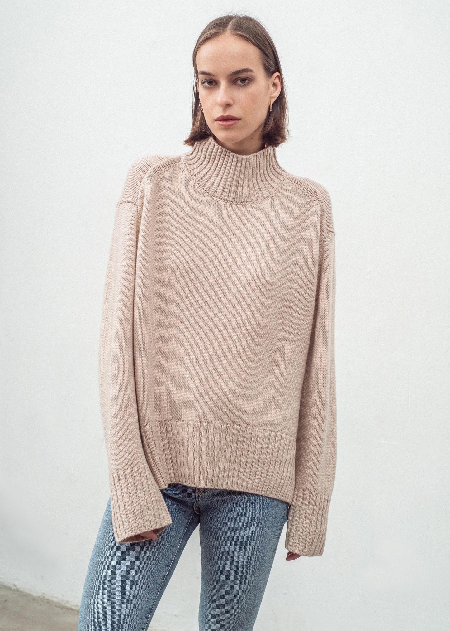 Aleger cashmere jumper N.325 in shell beige model shot 2