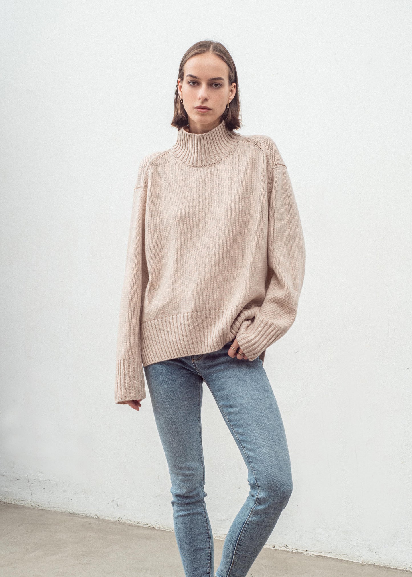 Aleger cashmere jumper N.325 in shell beige model with hand in pocket