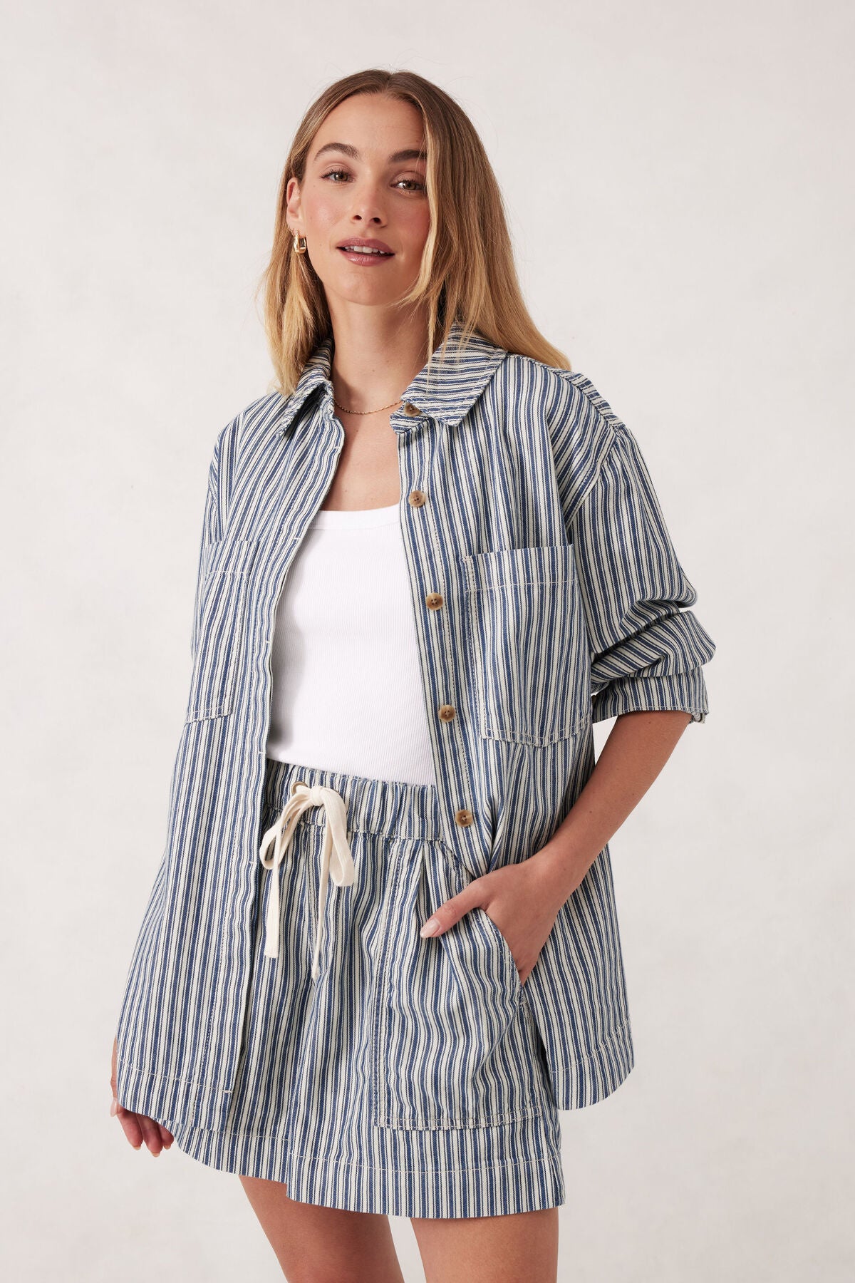 Ceres Shacket striped – model hand in pocket
