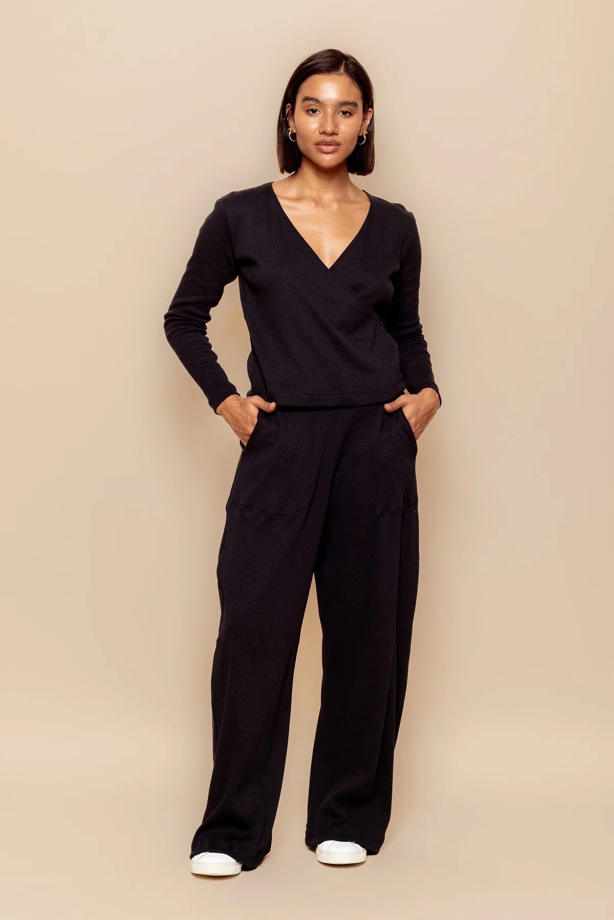 DK Active premonition pant black hands in pocket