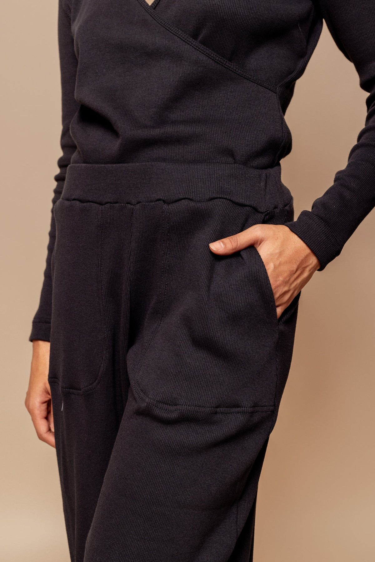 DK Active premonition pant black hand in pocket