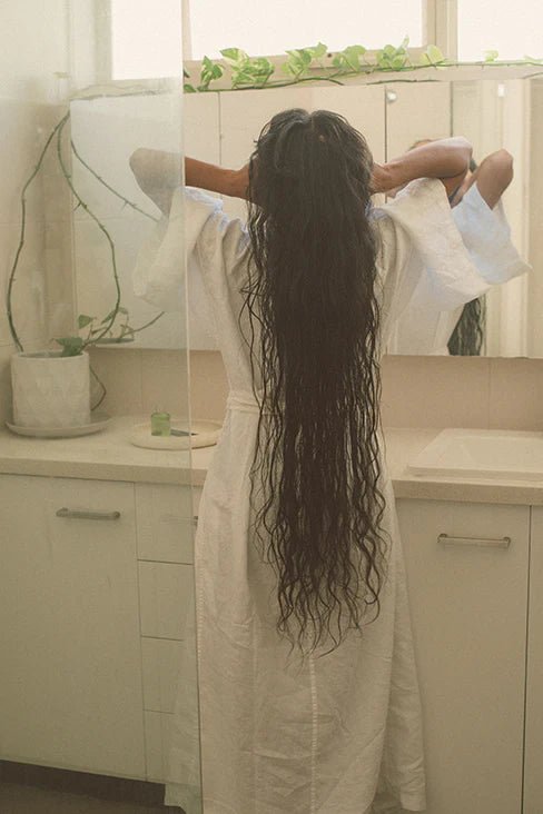 Hinu – model applying to hair