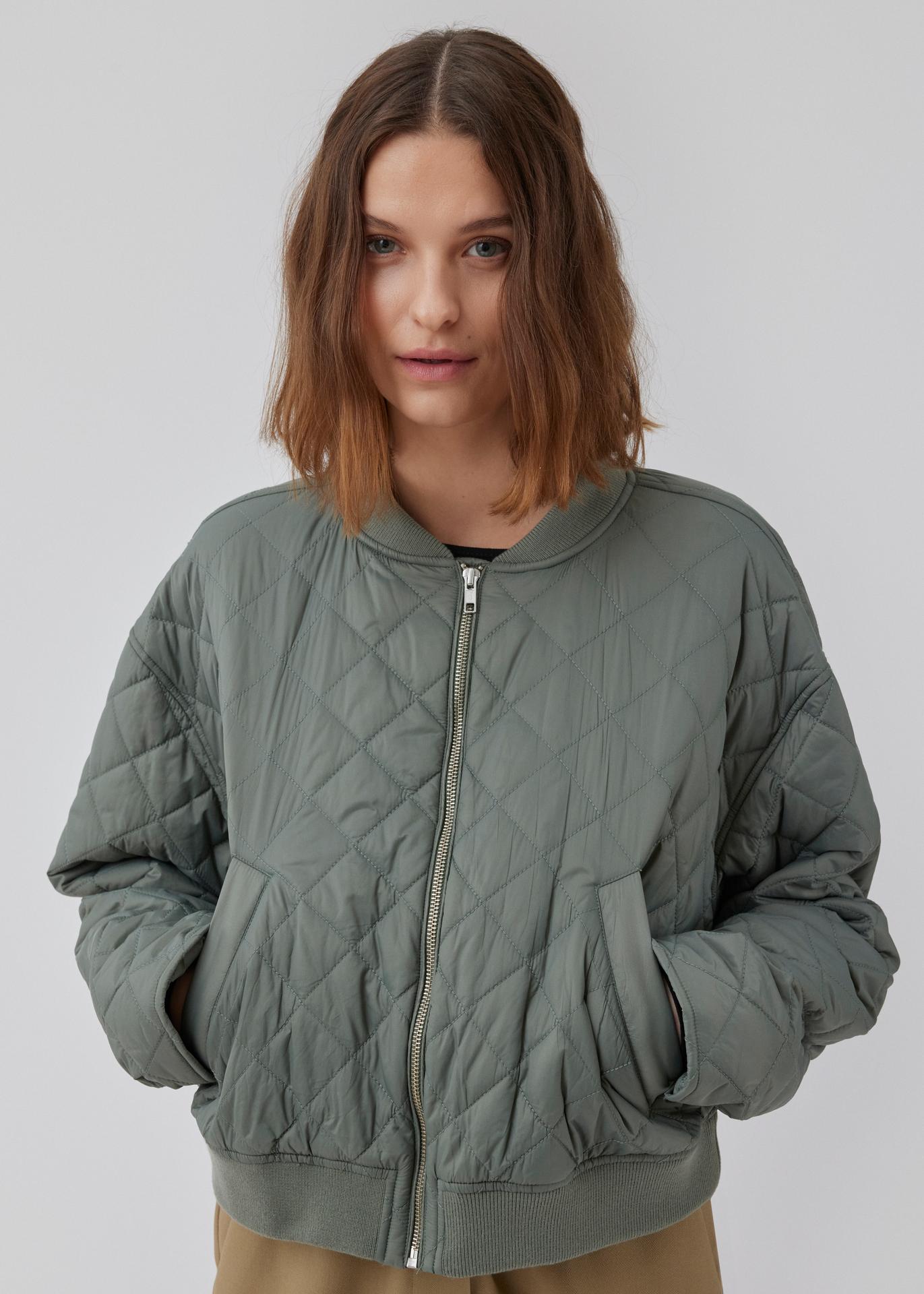 Modstrom Hank MD Jacket – Soft Moss on model hand in pocket
