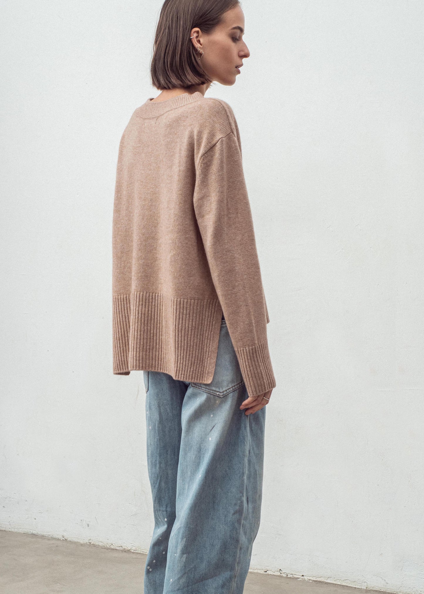 Aleger v-neck sweater toffee back shot