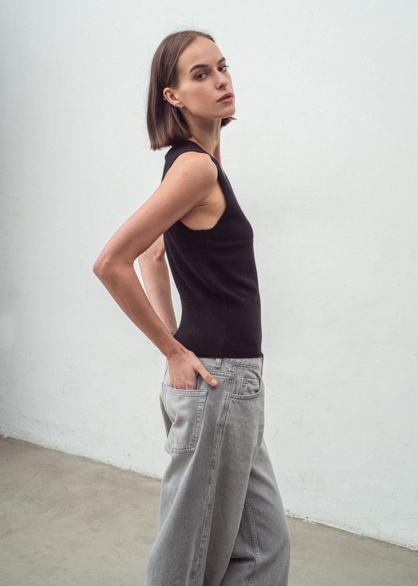 Aleger cashmere vest black side angle