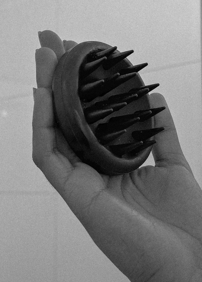 Hinu scalp massager in hand