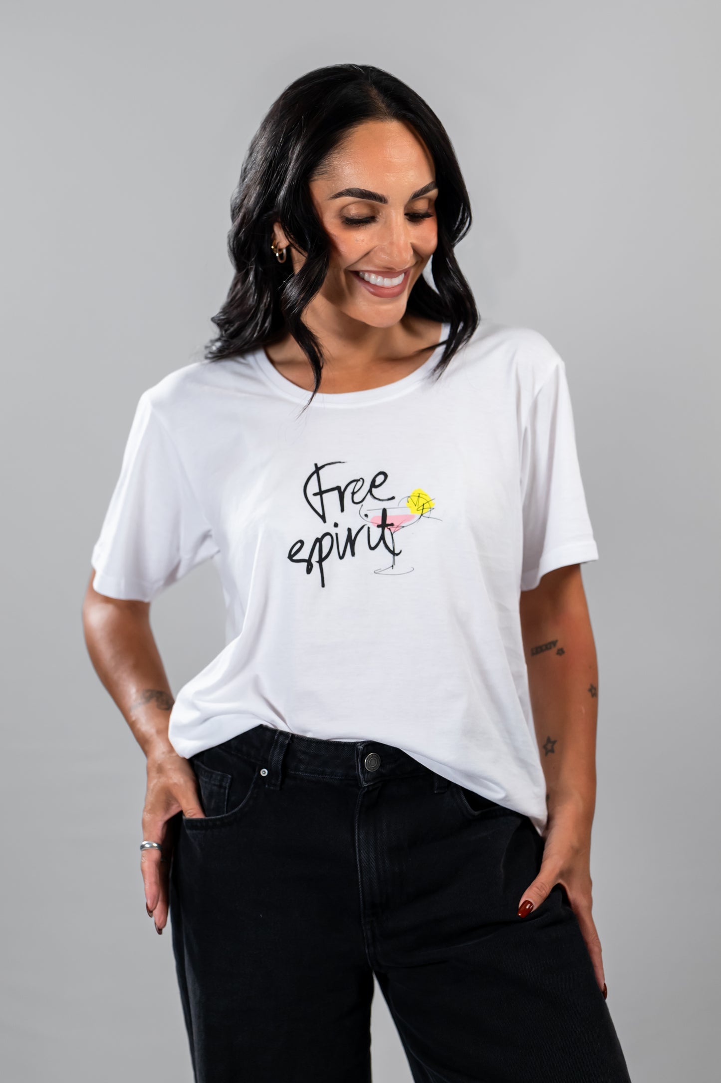 Nina Daisy classic white cotton tee – free spirit looking down