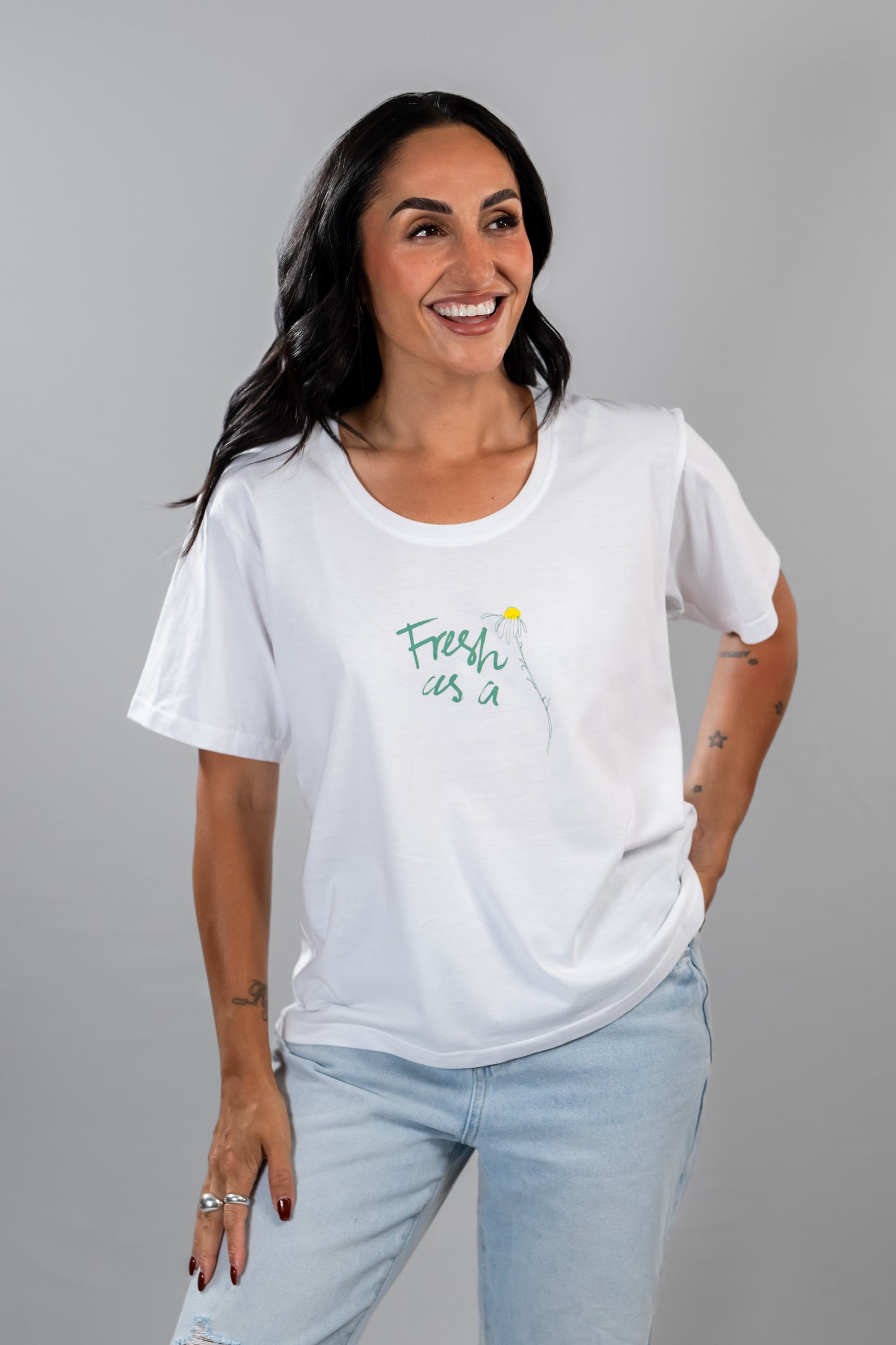 Nina Daisy classic white women's tee – fresh as a daisy front on untucked