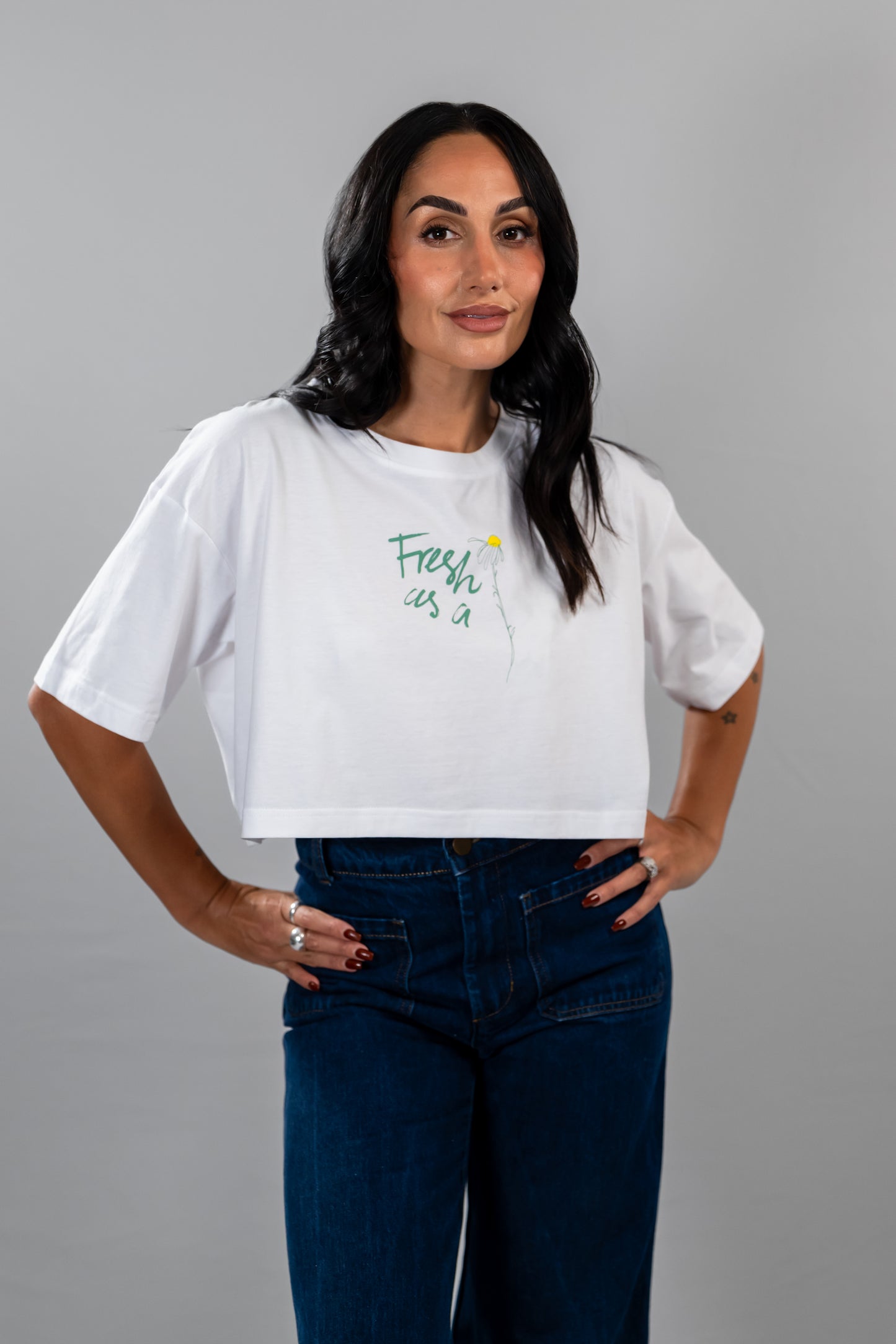 Nina Daisy women's white t-shirt crop – fresh as a daisy hands on hips