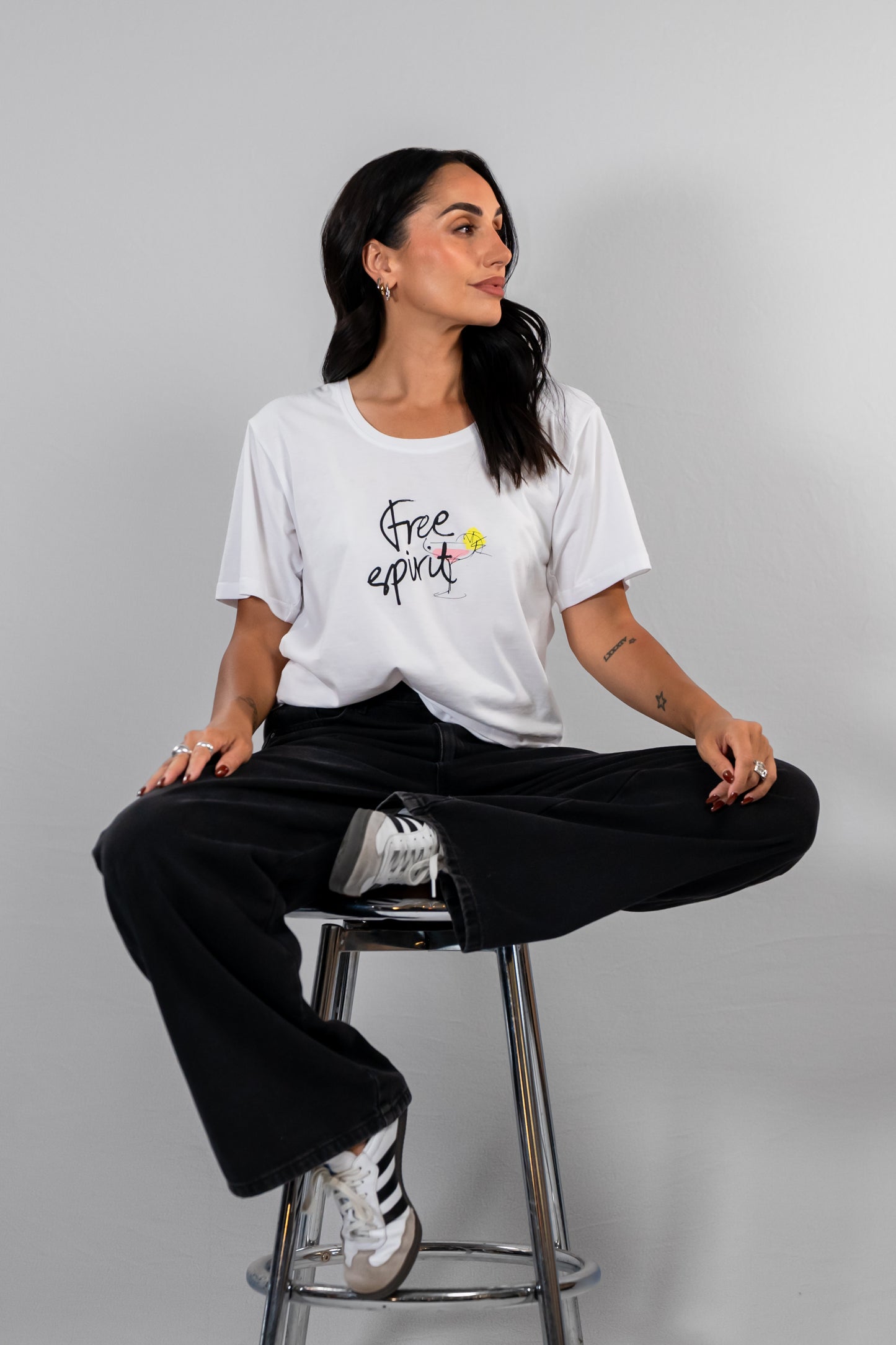 Nina Daisy classic white cotton tee – free spirit model on stool