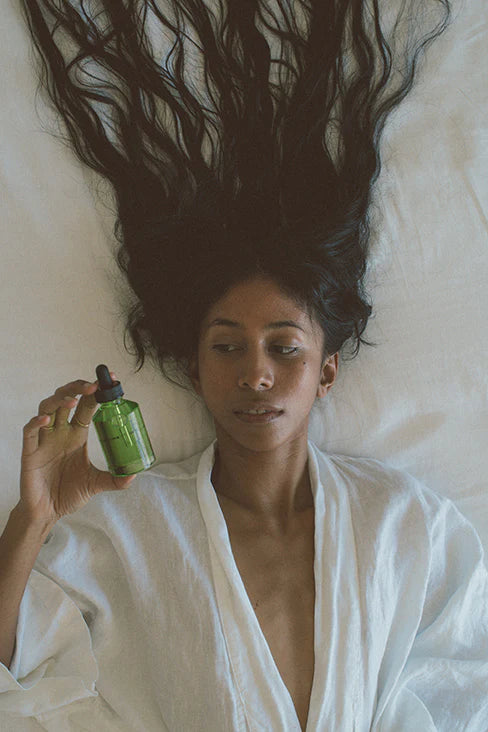 hinu oil – model on bed