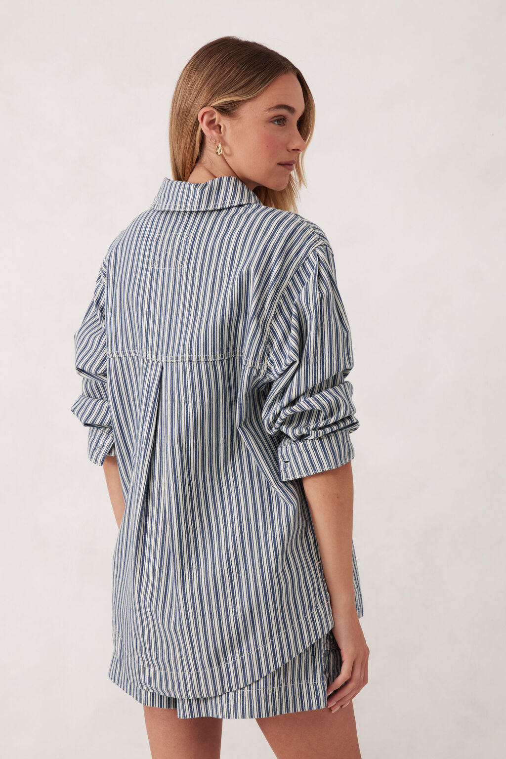 Ceres life curved hem shacket back shot