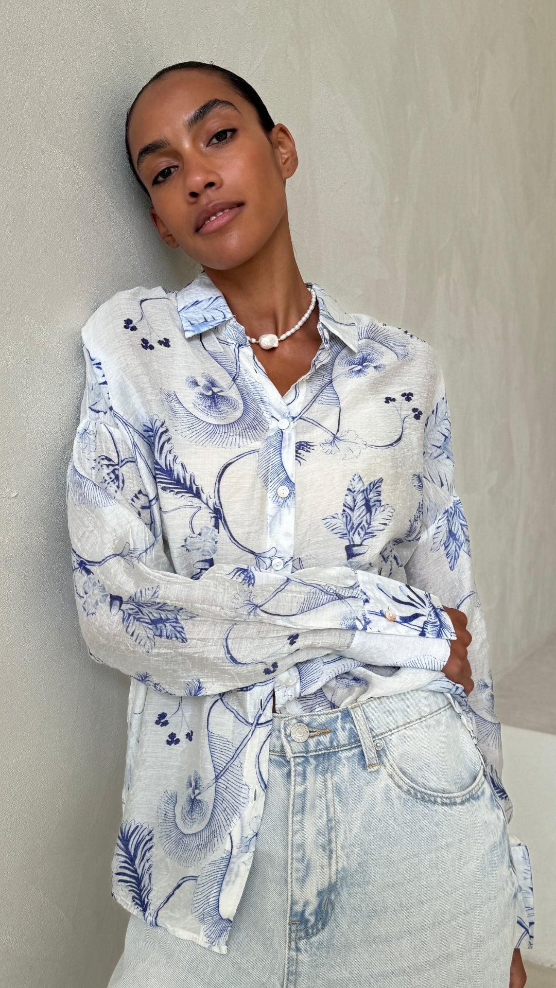 Charli – Maxine shirt in blue against wall