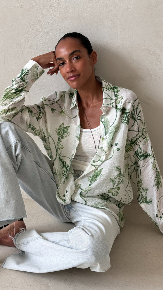 Charli Maxine shirt in green – model sitting