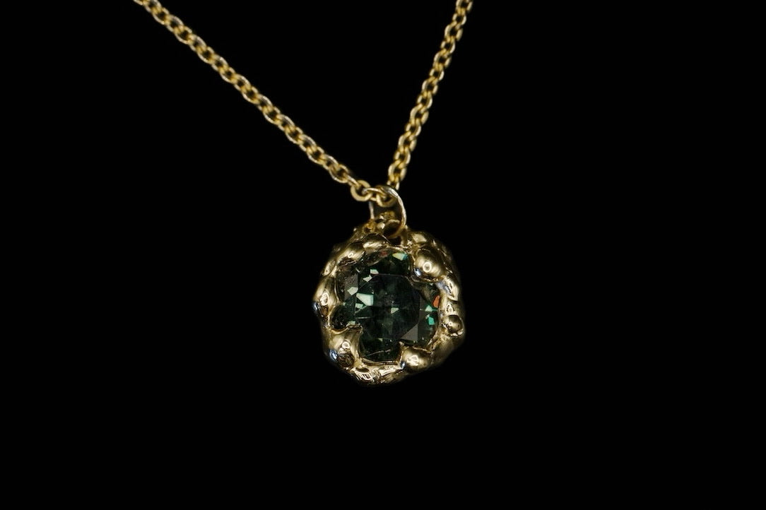 Sacral necklace 9ct yellow gold with green tourmaline close up 2