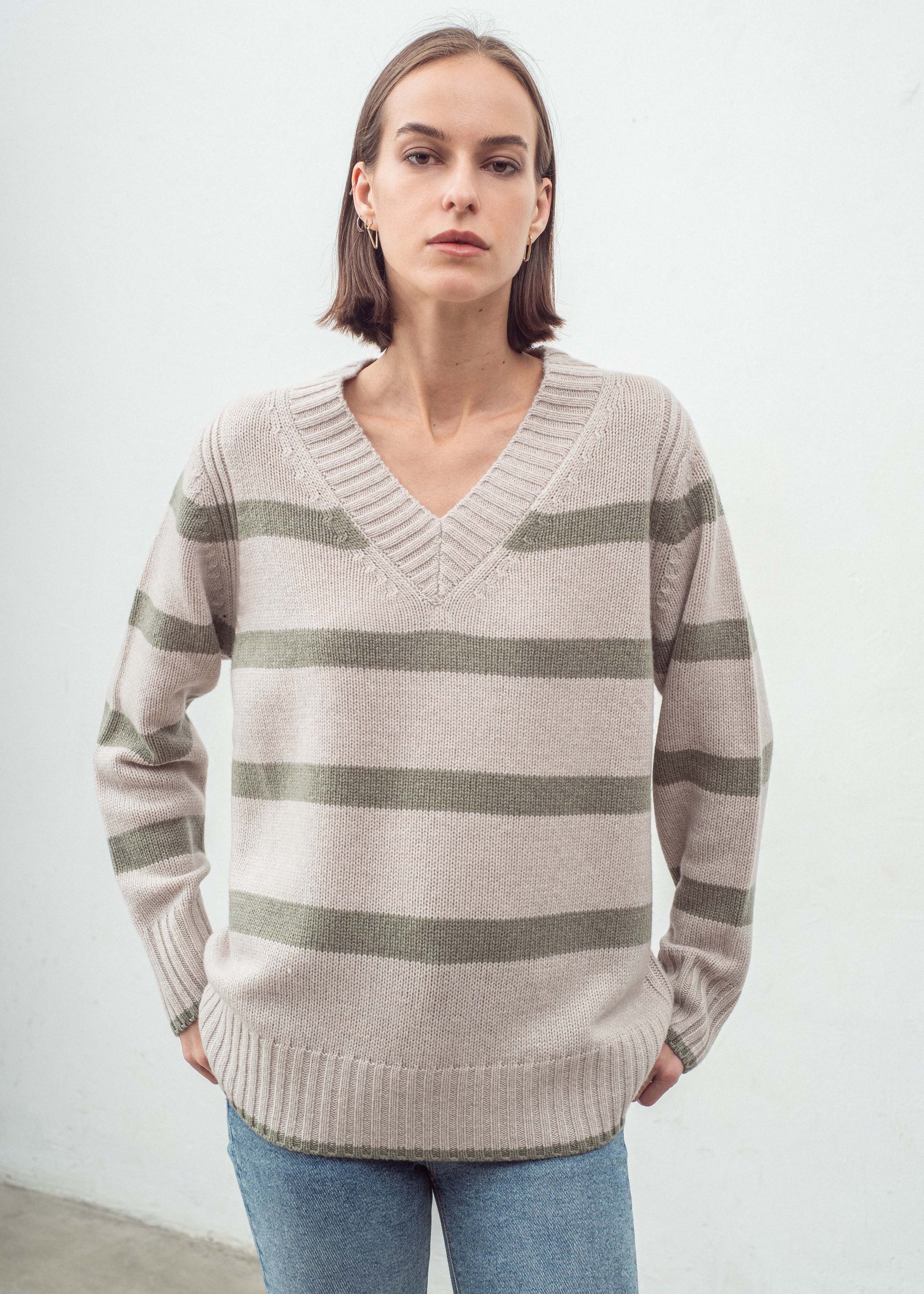 Aleger cashmere jumper – v-neck in woodland stripe