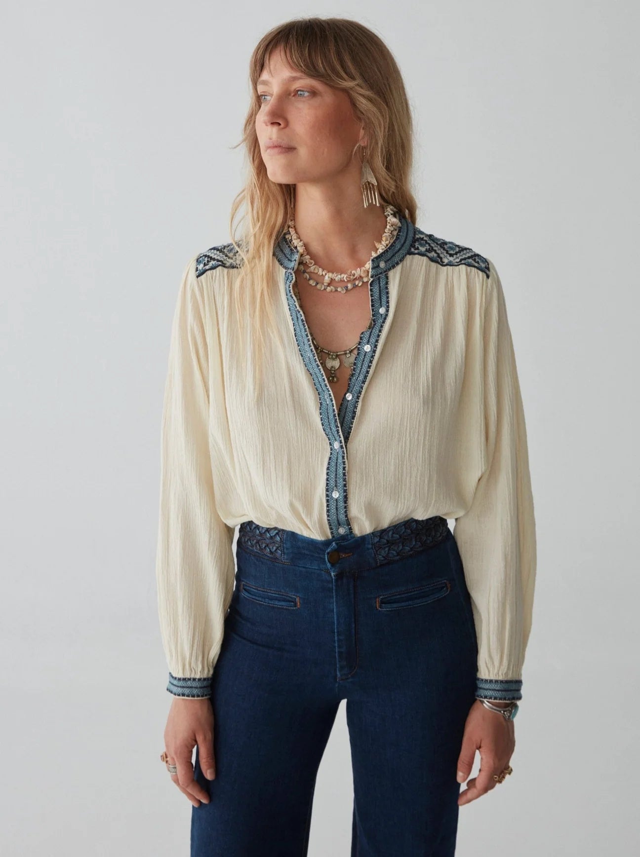 Maison Hotel Beth blouse front on