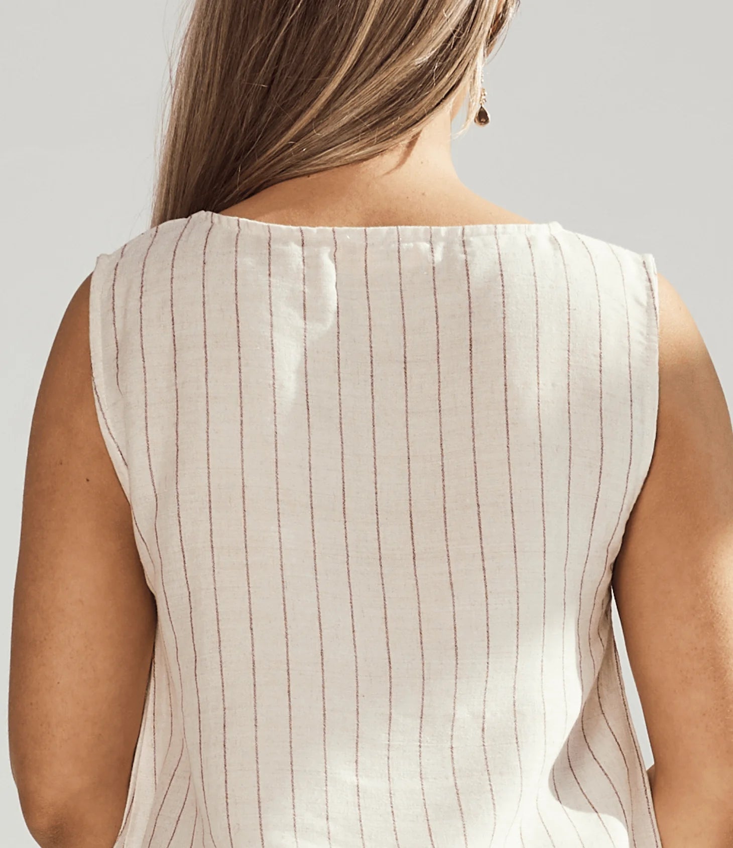 Patara Life linen set in burgundy stripe – close up 