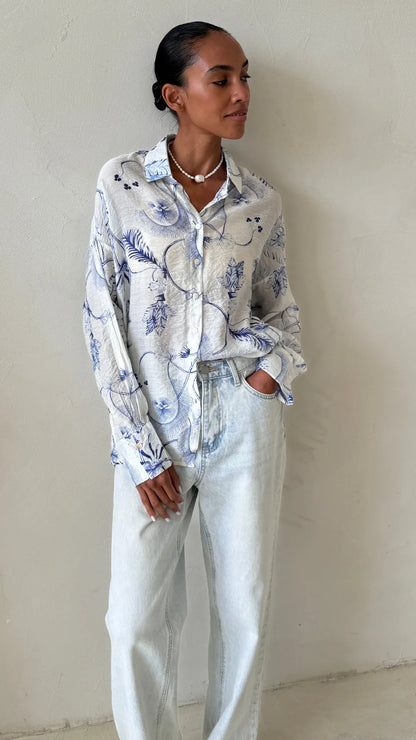 Charli – Maxine shirt in blue hand in pocket