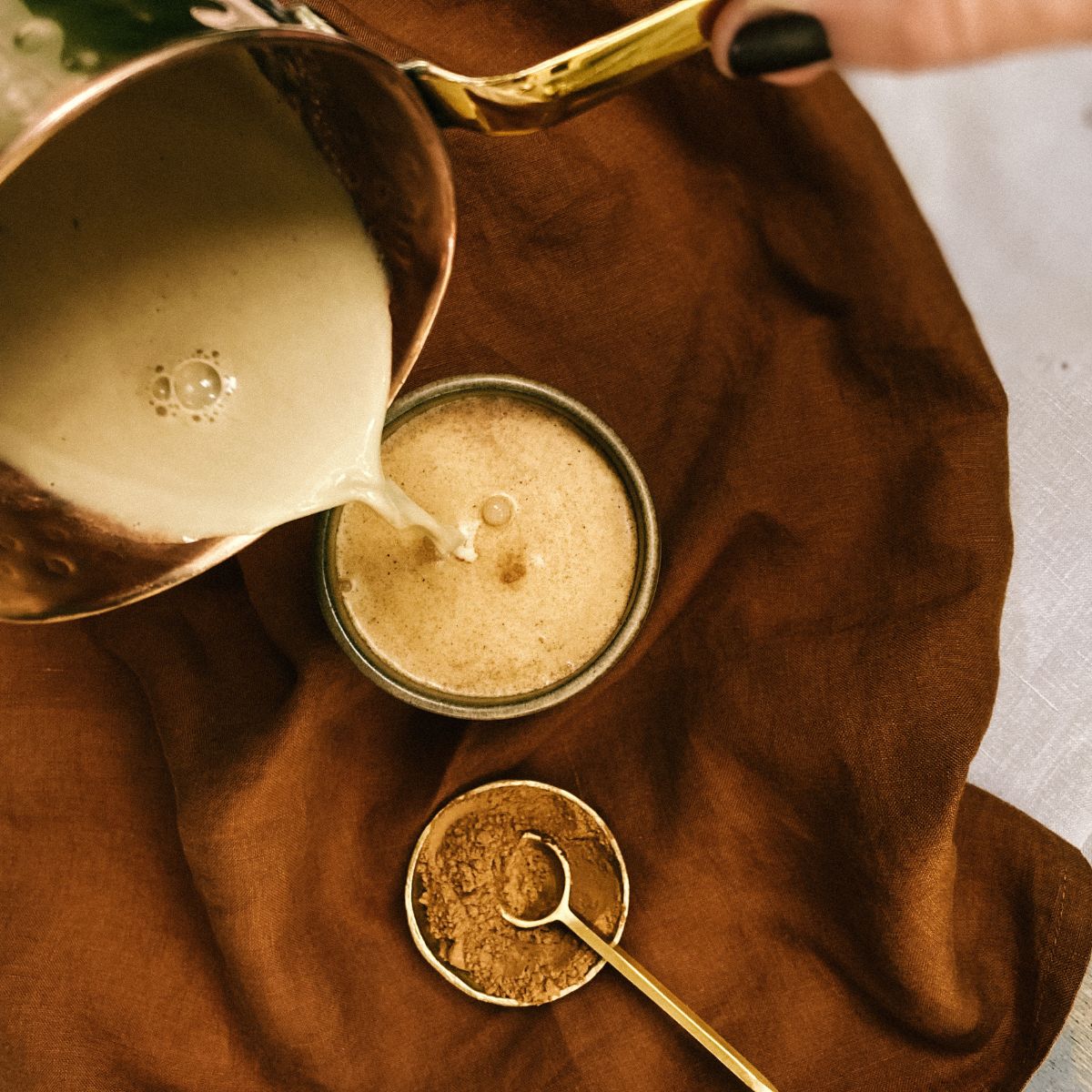 OM cacao dust in use