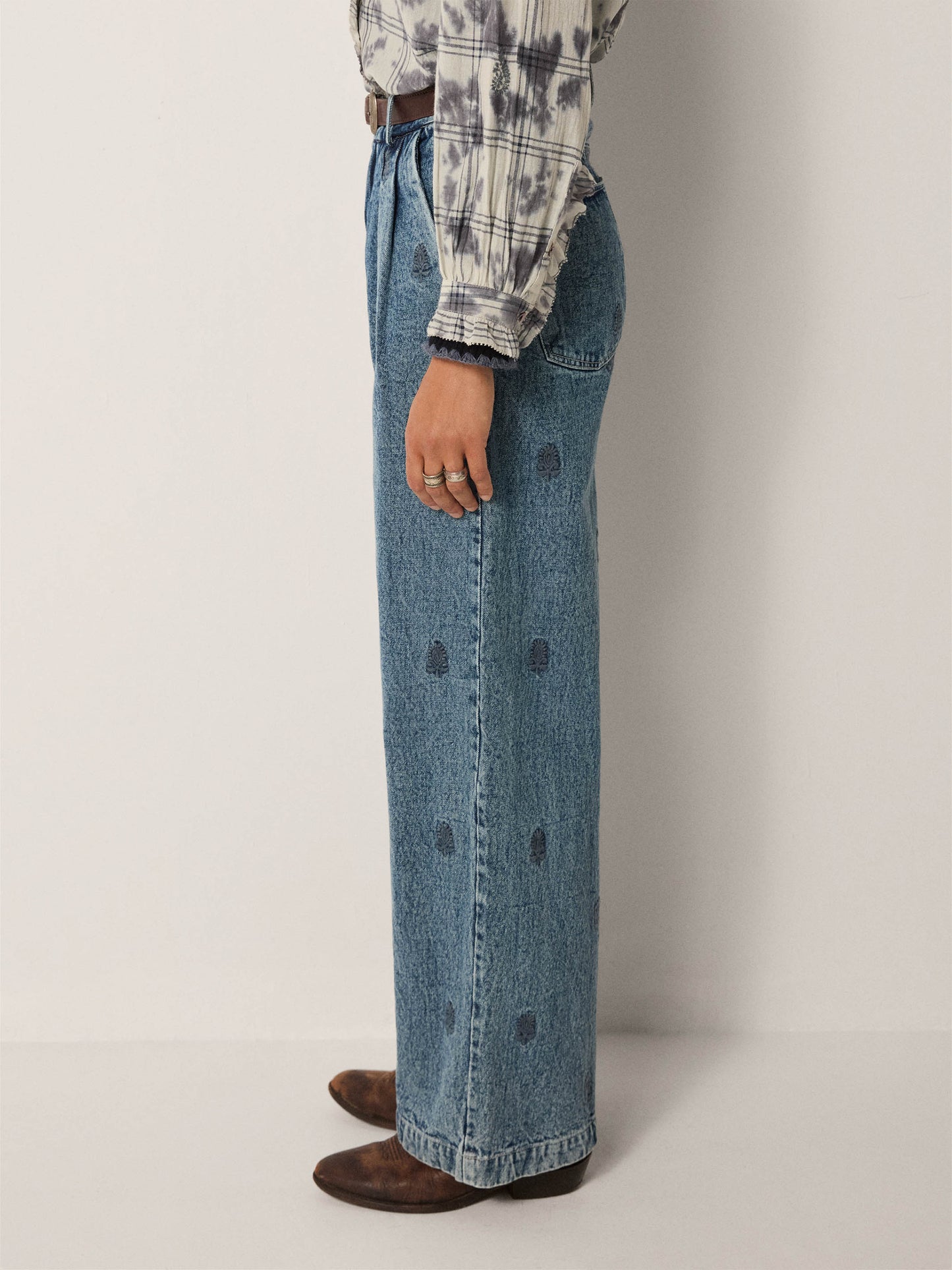 Maison Hotel Paco Pants in Hamptons blue side on 2