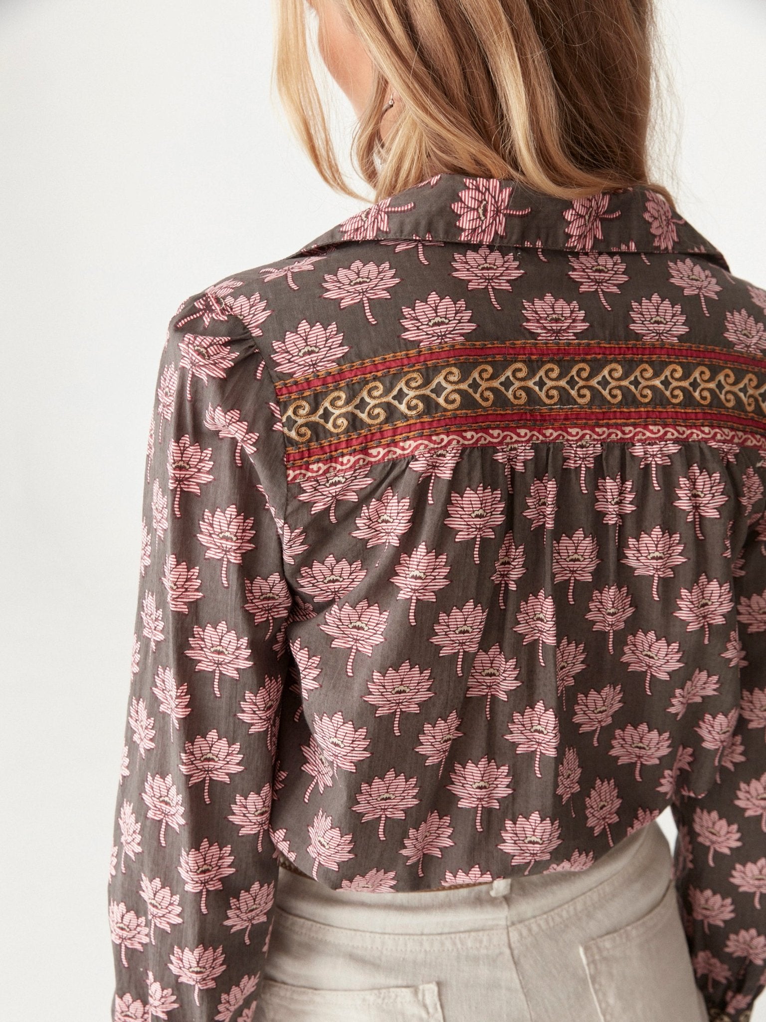 Maison Hotel Cohen Blouse – Lotus Mondrian on model close up back