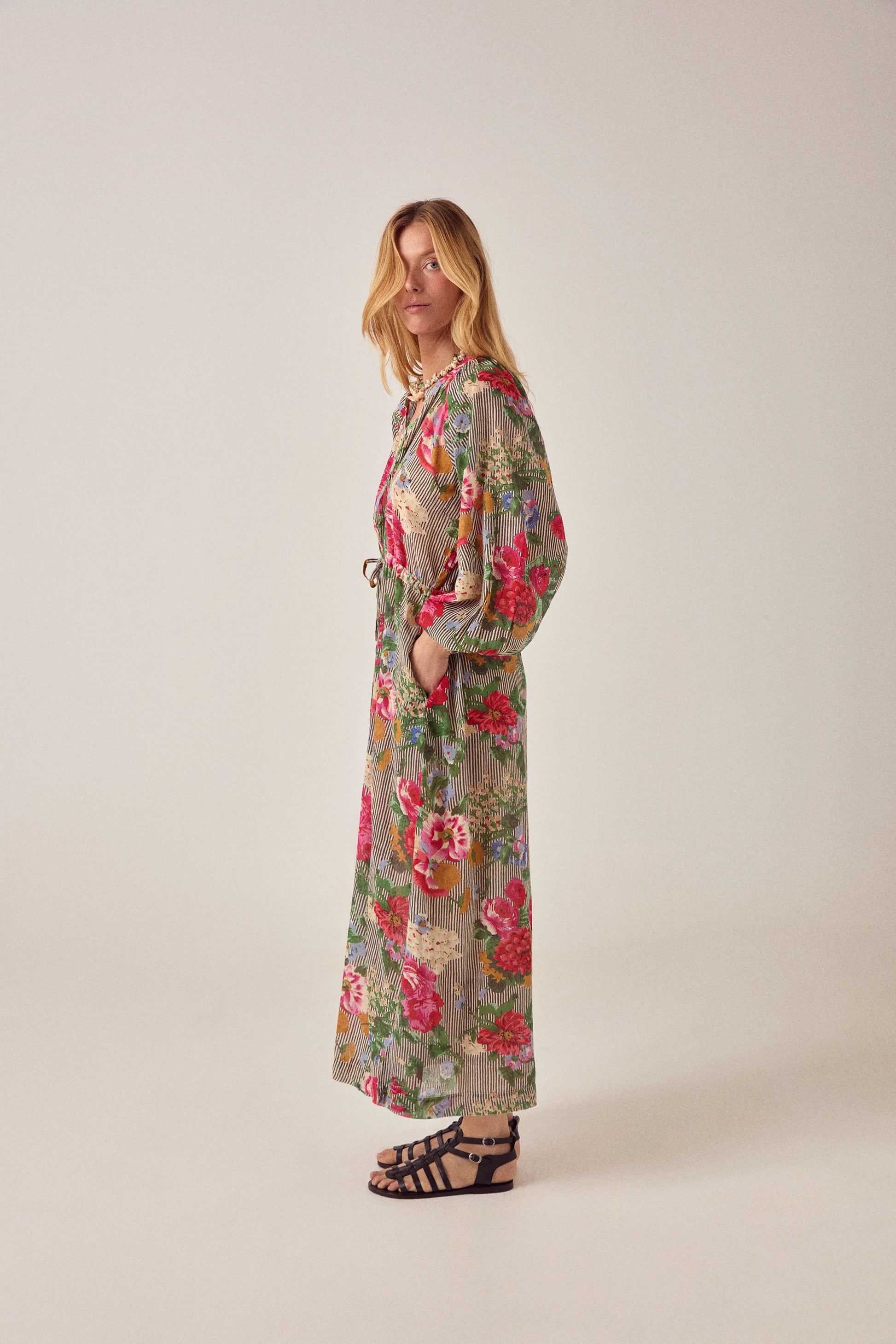 Maison Hotel Vicky Dress – Hulton Soul Noir side on