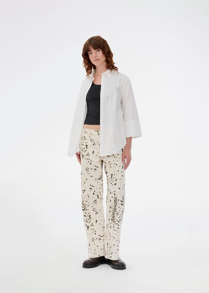 Modström Mallen md shirt in soft white on model front