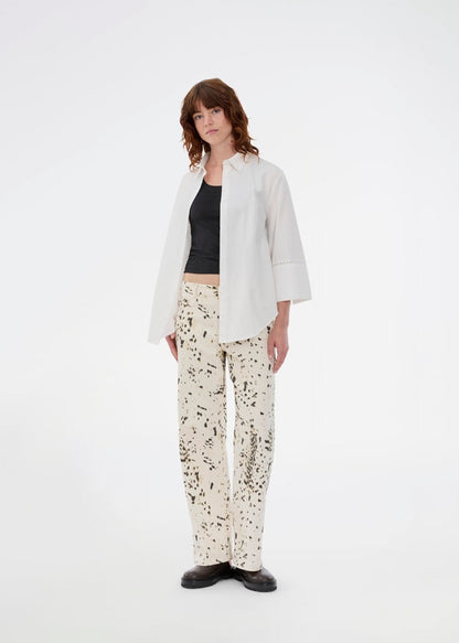 Modström Mallen md shirt in soft white on model front