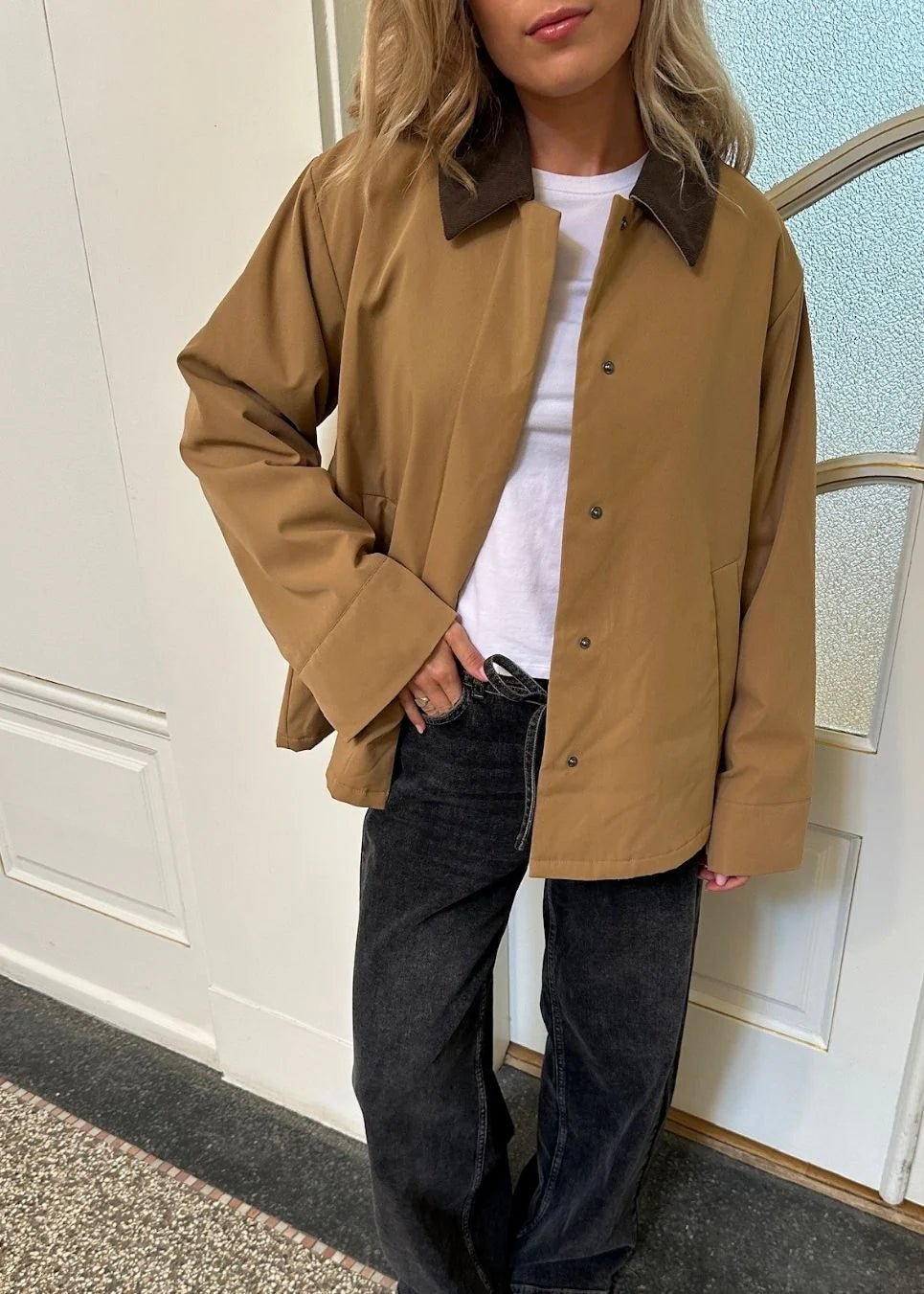 Modstrom Orkide Jacket in camel on model