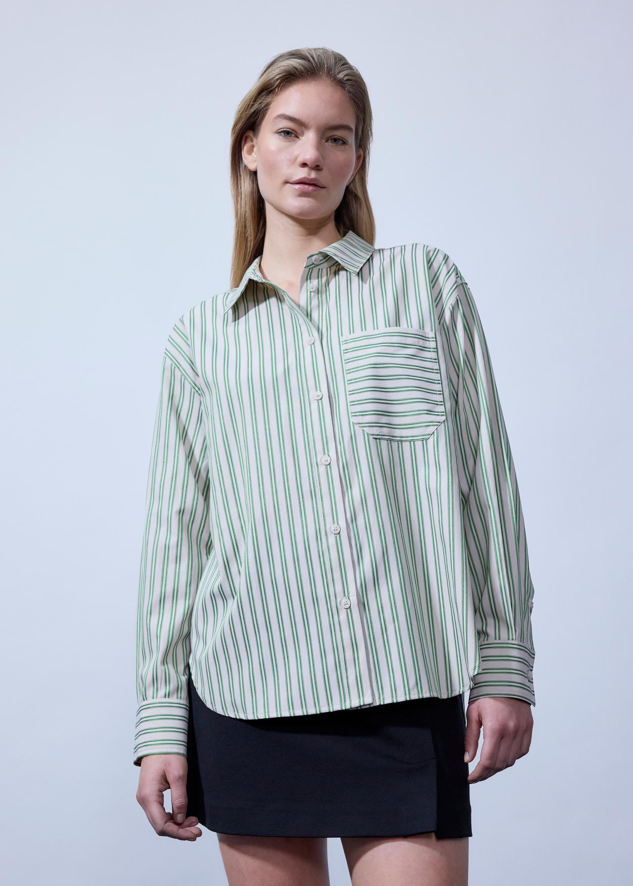 Modstrom Mille md shirt in green on model