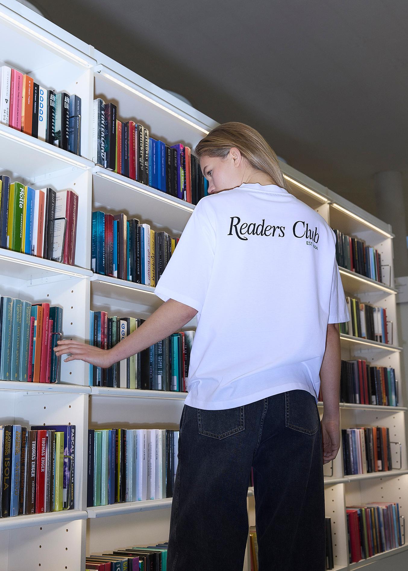 Modstrom Pipe md t-shirt Readers Club white campaign shot 4