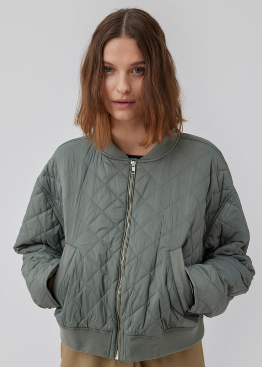 Modstrom Hank MD Jacket – Soft Moss on model hand in pocket