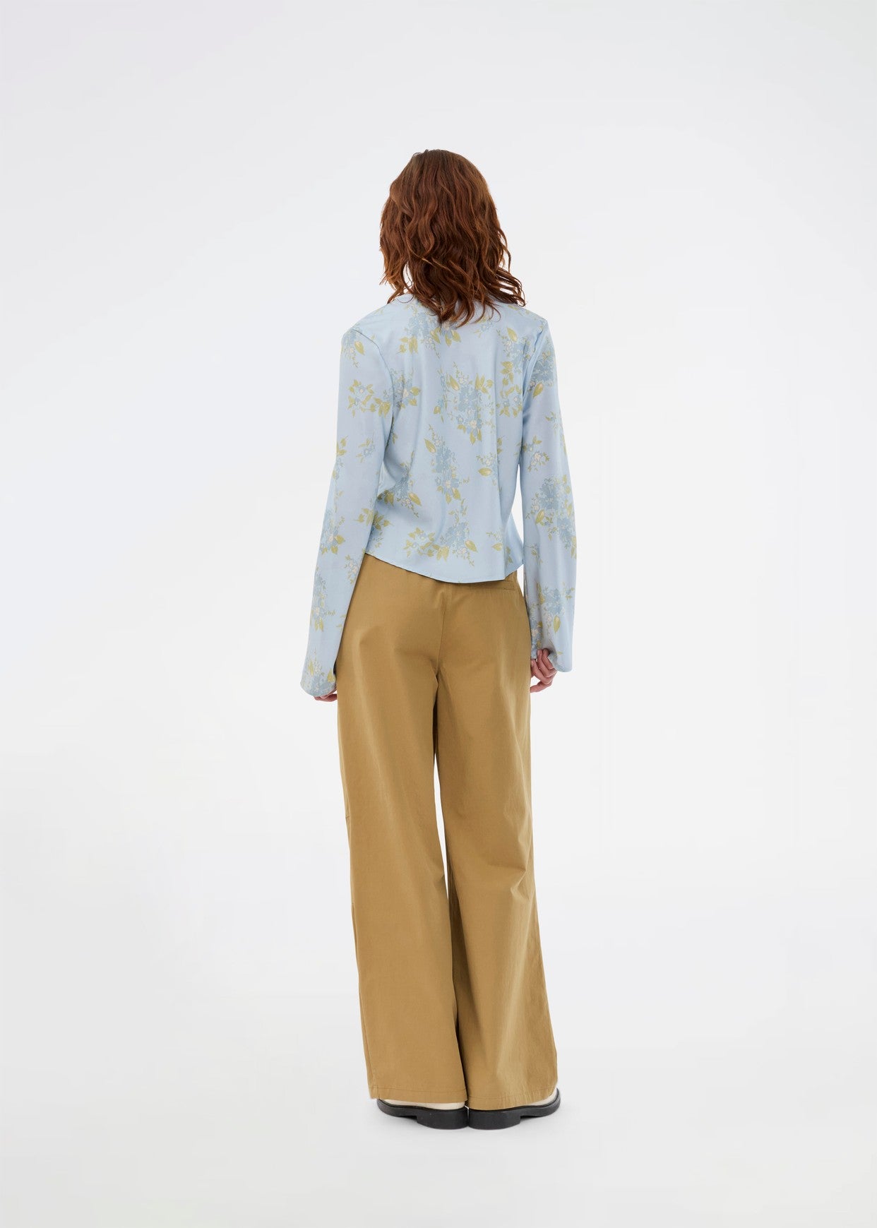 Modström Urania md pants in desert – styled with floral top back shot