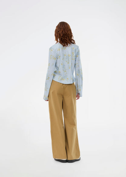 Modström Urania md pants in desert – styled with floral top back shot