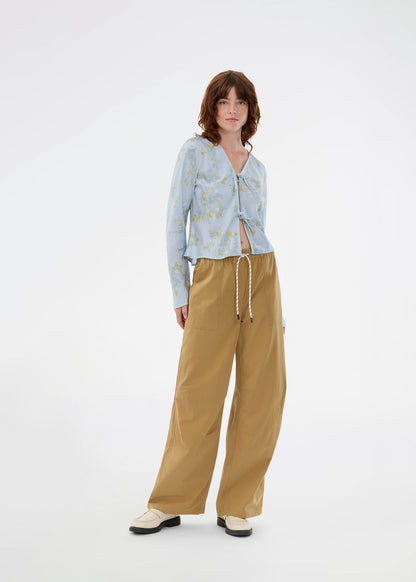 Modström Urania md pants in desert – styled with floral top 