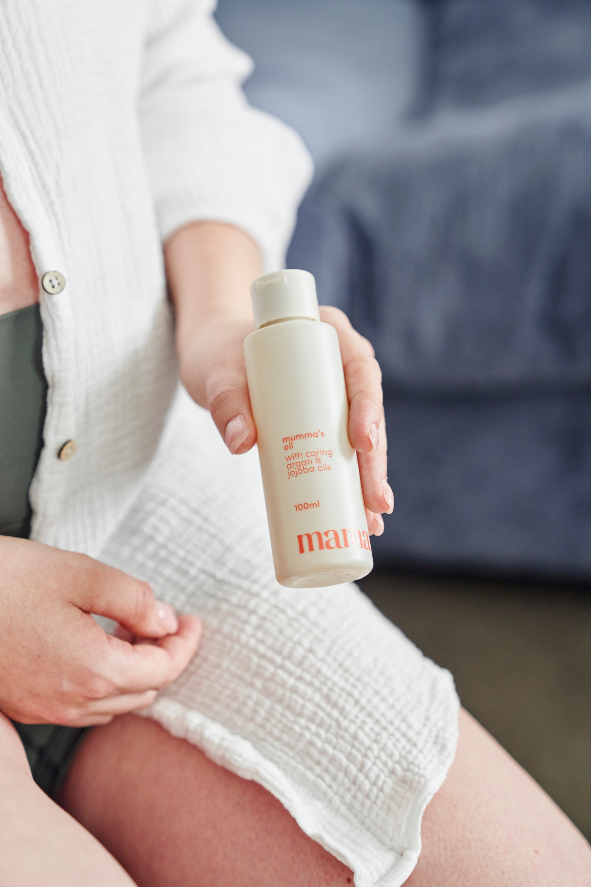 Mumma's body oil with model