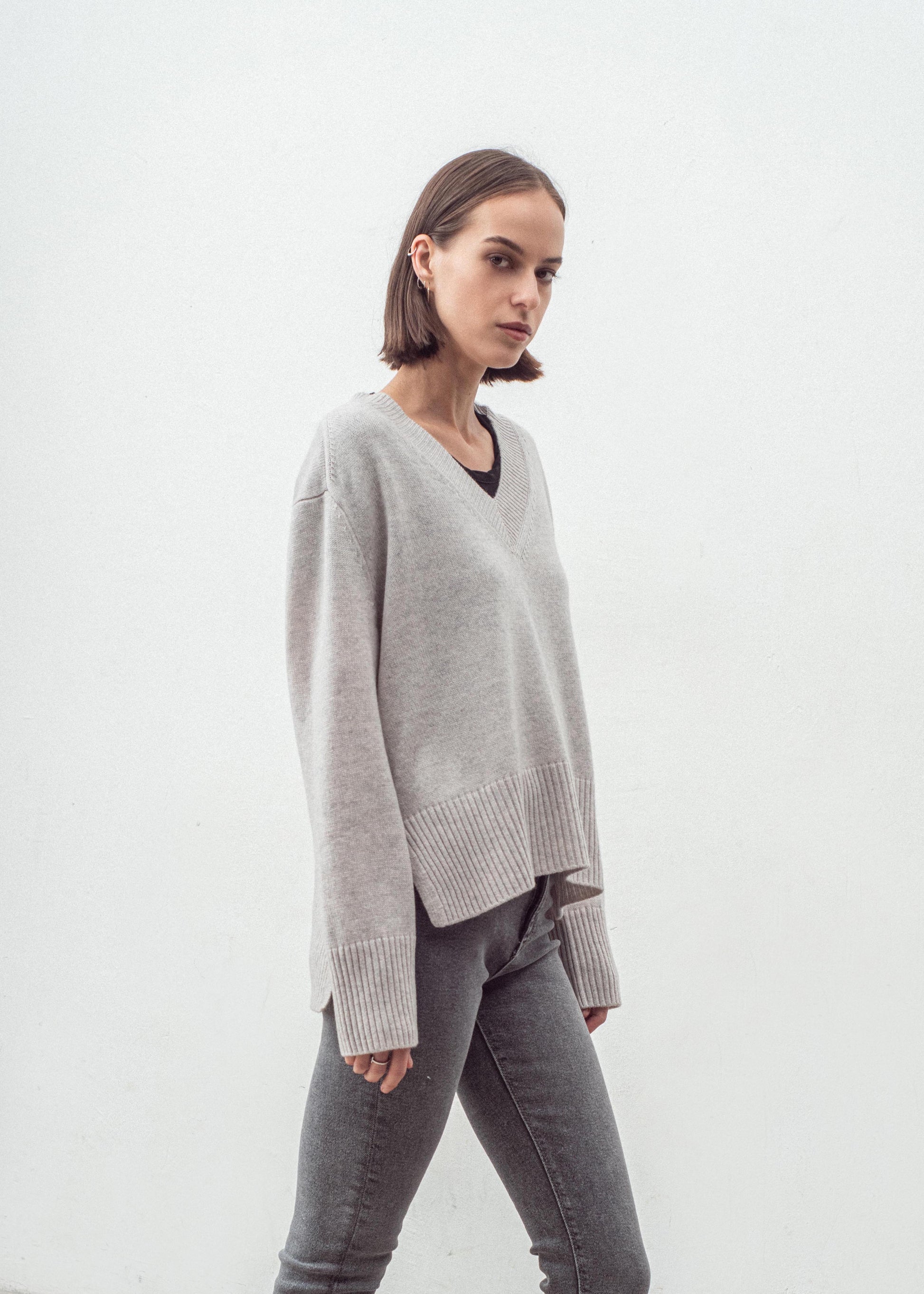 Aleger v-neck sweater frost side on