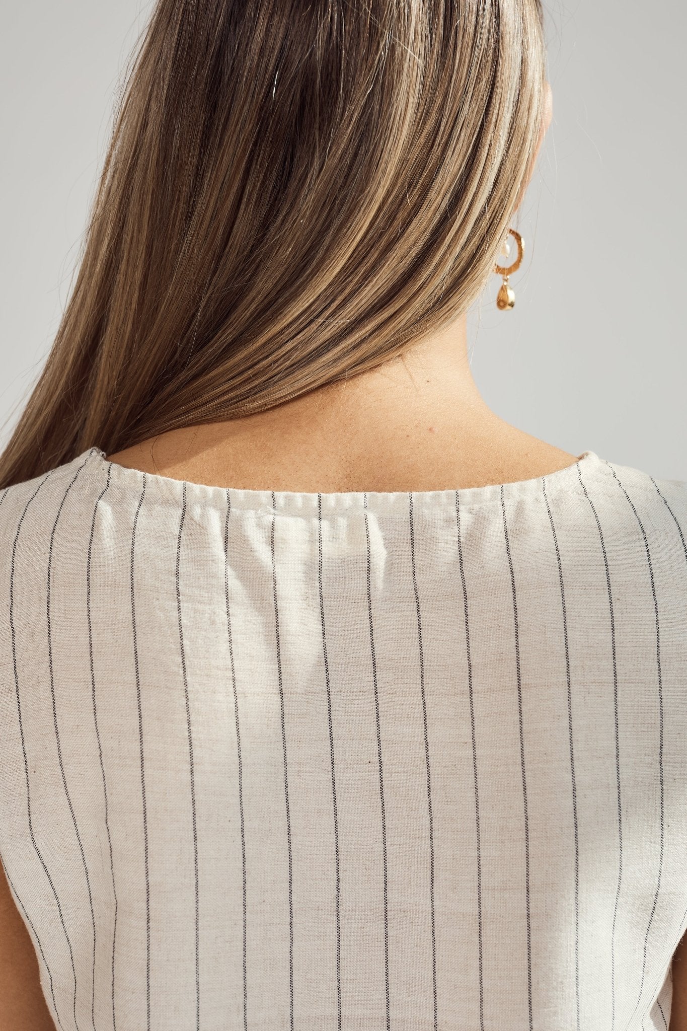 Patara Life linen top and shorts set – black stripe close up back 2 