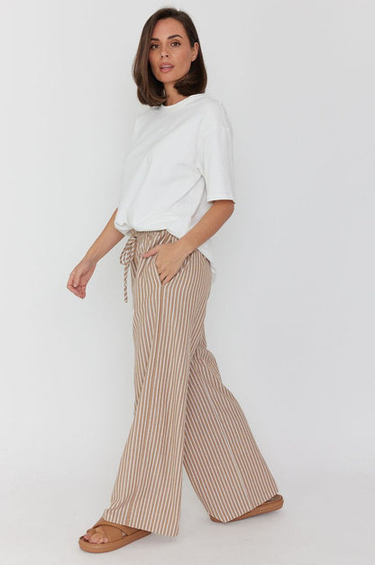 Alexandra splinta pants in beige hand in pocket