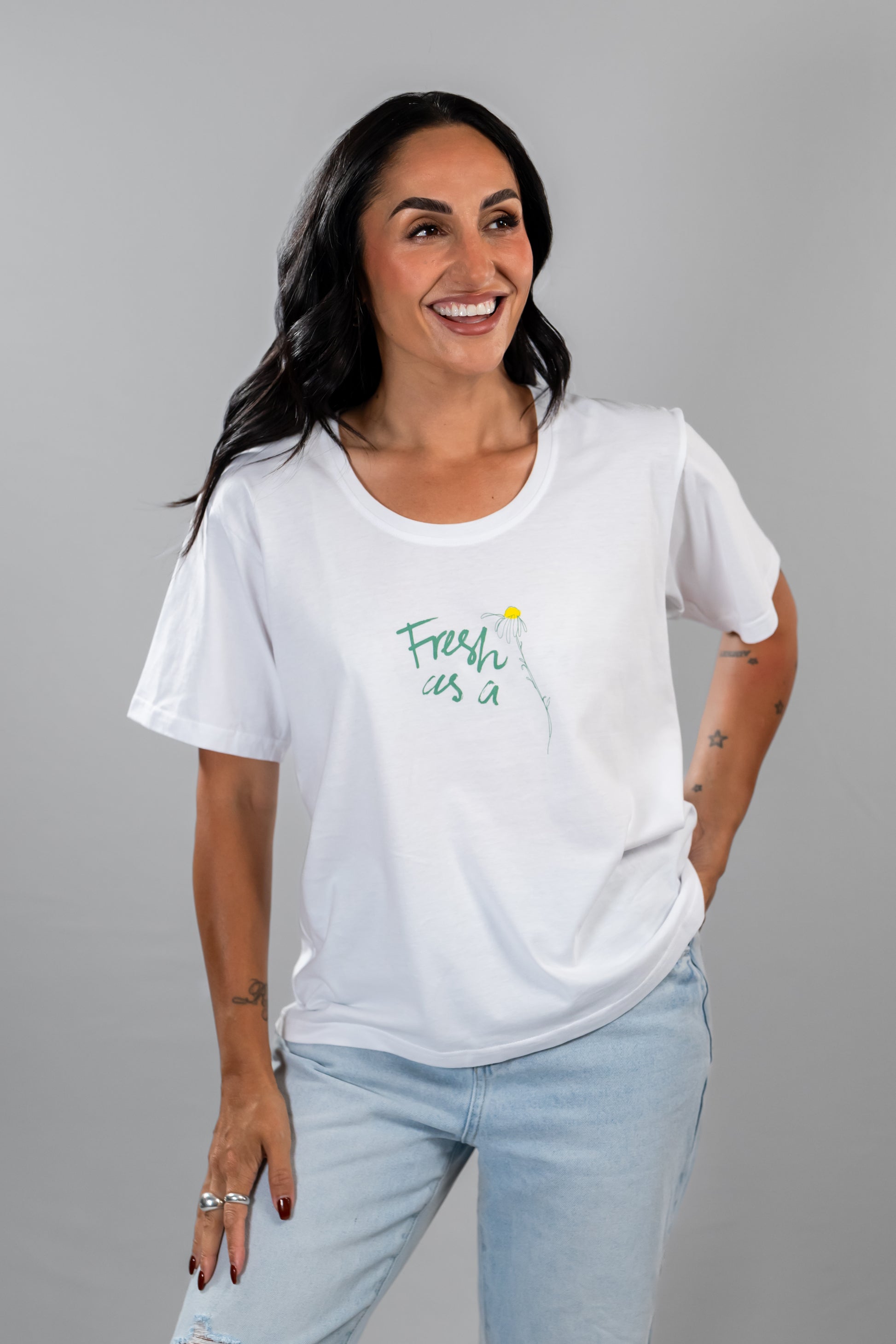 Nina Daisy classic white women's tee – fresh as a daisy front on untucked
