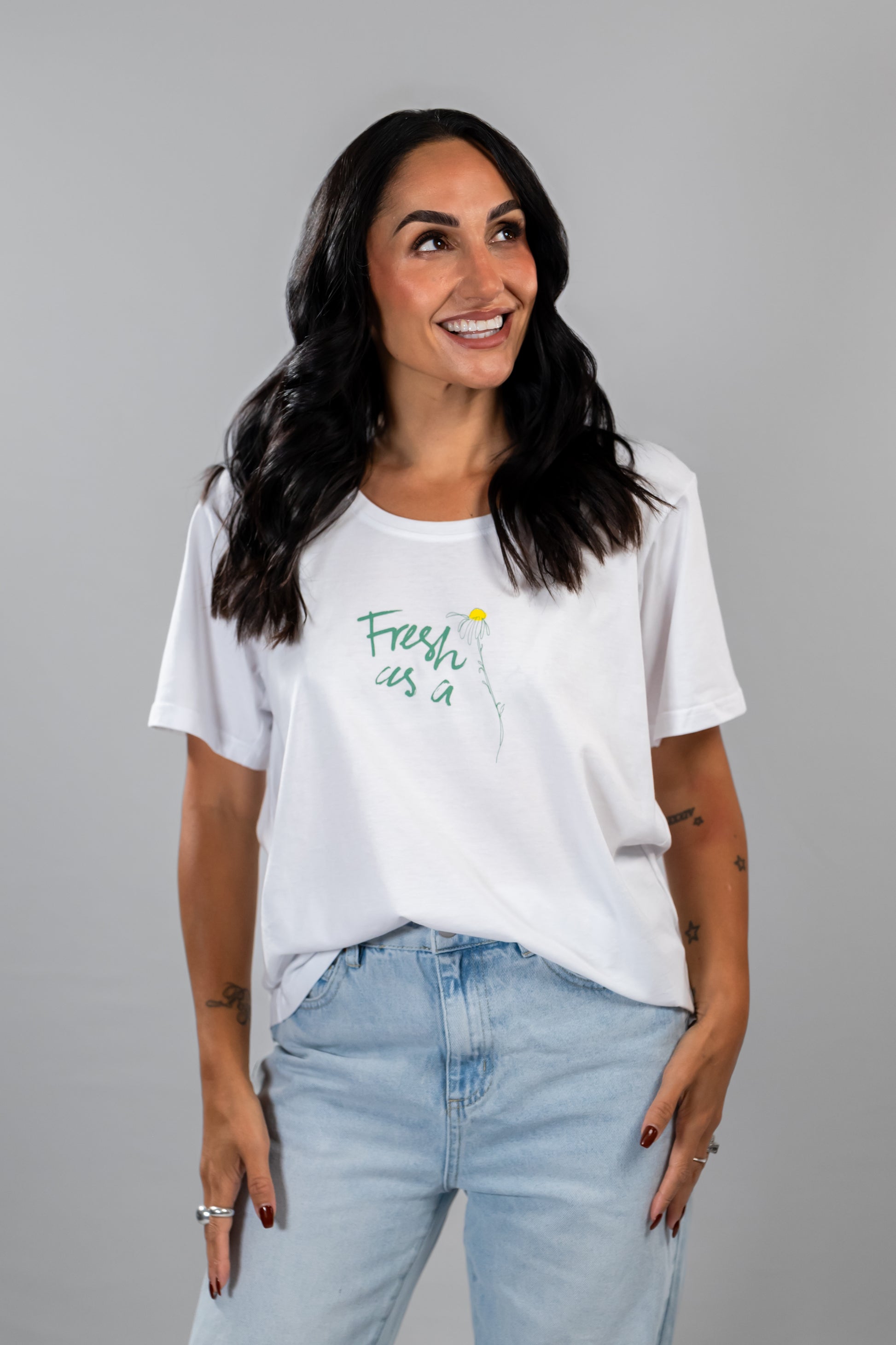 Nina Daisy classic white women's tee – fresh as a daisy front on 
