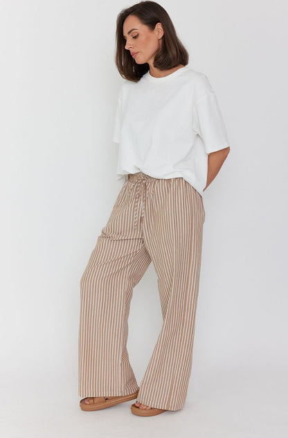 Alexandra splinta pants in beige hands behind back